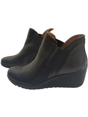 Comfortiva Black Wedge Leather Ankle Boot. C2s1-68